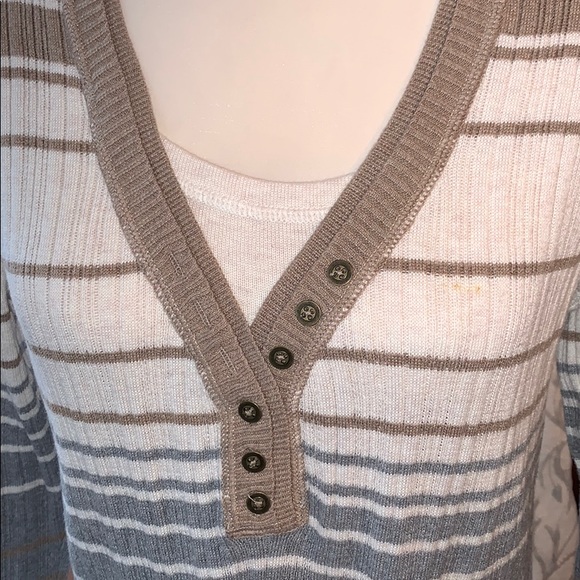Nice lightweight sweater with look of shirt under - Picture 4 of 10